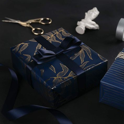 Paper Ribbon Bows, Gold Wrapping Paper, Elegant Gift Wrapping, Ribbon Cards, Gift Wrapping Inspiration, Birthday Gift Wrapping, Creative Gift Wrapping, Professional Gifts, Present Wrapping