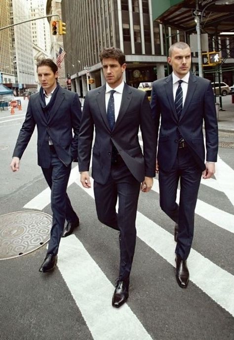 Wall Street style Men In Suits, Style Gentleman, Look Formal, Sharp Dressed Man, Suit Style, City Street, Moda Vintage, Well Dressed Men, Gentleman Style