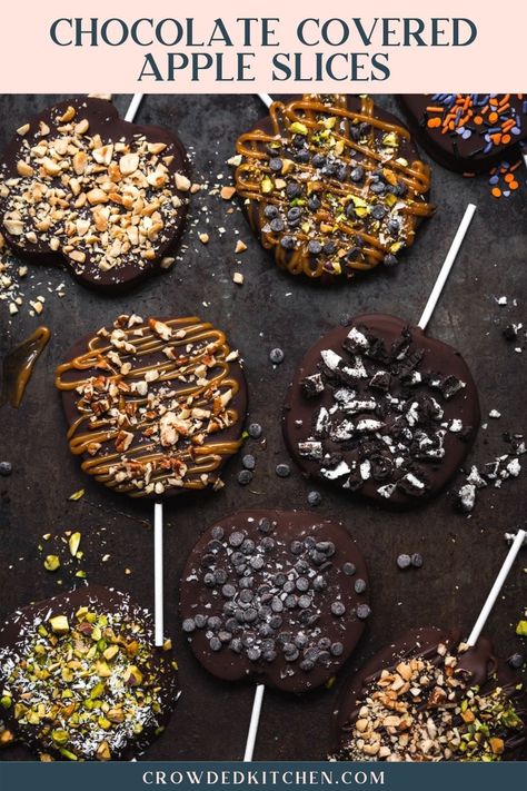 Chocolate Covered Apple Slices On A Stick, Dark Chocolate Apple Slices, Sliced Apples Dipped In Chocolate, Sliced Chocolate Covered Apples, Carnal Apple Slices, Chocolate Apples Slices, Chocolate Apple Recipe, Candied Apple Slices Recipe, Chocolate Apple Slice Pops