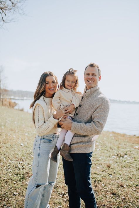 Family Winter Portraits, Family Photo Pictures, Woodsy Family Photoshoot Outfits, Holiday Photo Outfits Couple, Jeans Photoshoot Ideas Family, Family Christmas Pictures Jeans, Winter Picture Outfits Couples, Coordinating Family Outfits Christmas, Formal Family Outfits