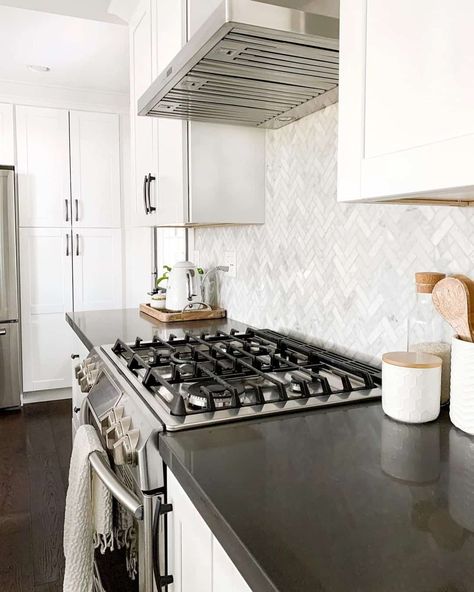 White Kitchen Shaker Cabinets, Range With Hood, White Kitchen Shaker, White Herringbone Tile Backsplash, Textured Tile Backsplash, Modern Kitchen Backsplash Ideas, Kitchen Shaker Cabinets, Herringbone Backsplash Tile, Herringbone Backsplash Kitchen