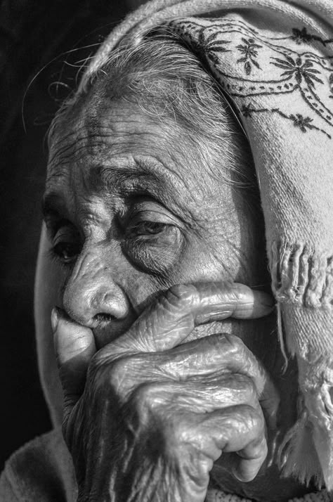 Grandmother Portrait, Photography Hands, Old Man Portrait, Old Faces, Man Portrait, Portrait Photography Women, Model Drawing, Face Photography, Portrait Sketches