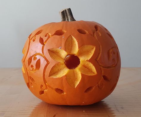 Pumpkin Carving Ideas Aesthetic Flowers, Pumpkin Carving Flower Design, Flower Jack O Lantern Ideas, Pumpkin Carving Ideas Cute Faces, Hummingbird Pumpkin Carving, Pumpkin Carving Sunflower, Pumpkin Carving Flower Pattern, Autumn Pumpkin Carving, Flower Carved Pumpkin