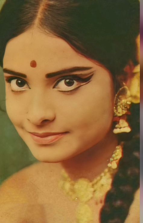 Vintage Bollywood Makeup, 70s Bollywood, Eye Kajal, Bollywood Makeup, Bollywood Retro, Retro Makeup, Eyeliner Styles, Vintage Bollywood, Winged Eyeliner