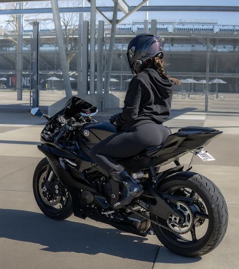 @sarahrides_ Woman Biker Outfit, Biker Aesthetic Girl, Biker Women, Biker Girl Outfits Aesthetic, Girl Biker, Biker Girl Aesthetic Outfits, Motorbike Girl Outfit, Girl Biker Aesthetic, Motorbike Aesthetic Girl