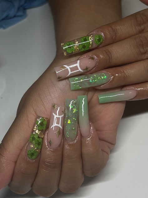 Green Birthday Acrylic Nails, Gemini Bday Nails, Gemini Acrylic Nails, Taurus Themed Nails, Summer Bday Nails, Acrylic Nails Zodiac Sign, Pisces Inspired Nails, Gemini Nails Designs Long, Gemini Acrylic Nail Designs