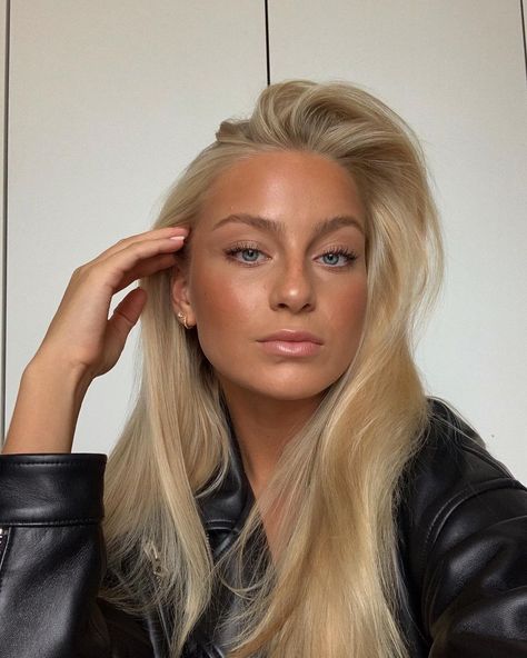 Swedish Blonde, Sets Your Soul On Fire, Light Blonde Hair, Dirty Blonde Hair, Blonde Hair Inspiration, Cut Her Hair, Blonde Hair Shades, Soul On Fire, Blonde Hair Looks