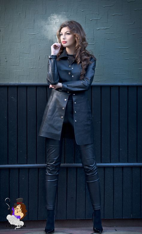 2023 Spring Trends, 2023 Spring Fashion Trends, Leather Jacket Styles, Outfit Coat, Black Leather Outfit, Vinyl Fashion, Jacket Outfit Women, Woman In Black, Gray Wall