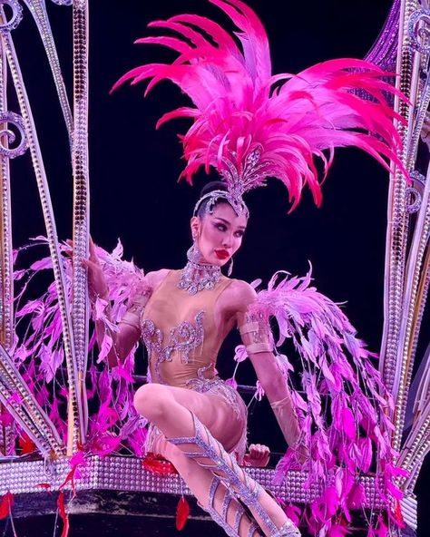 SIMON CABARET PHUKET Cabaret Outfit, Burlesque Aesthetic, Cabaret Dancer, Las Vegas Showgirl, Creature Anatomy, Cabaret Costume, Cabaret Show, Showgirl Costume, Carnival Ideas