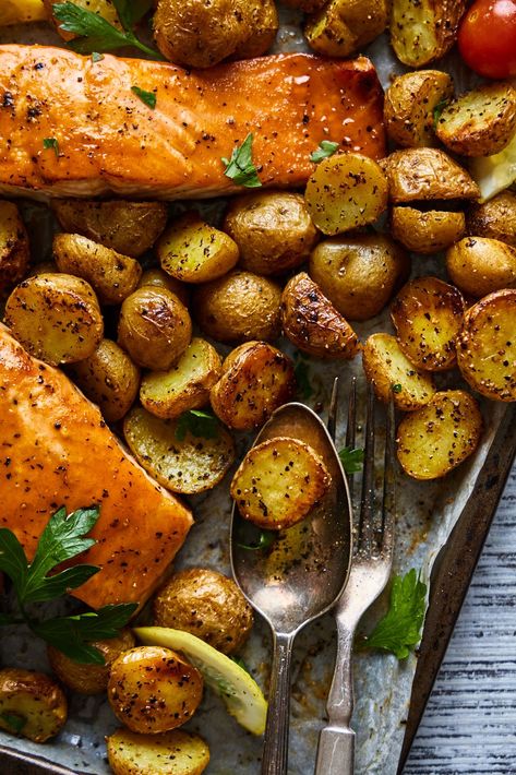 Salmon And Potatoes, Salmon Potatoes, Baked Salmon In Foil, Potatoes And Veggies, Oven Salmon, Crispy Roast Potatoes, Salmon In Foil, Oven Baked Salmon, Salmon Potato