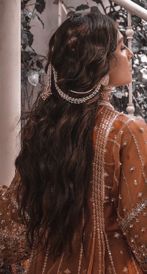 Indian Hair Piece, Indian Hairstyles Aesthetic, Heeramandi Hairstyles, South Indian Royalty Aesthetic, Saharey Earrings Hairstyle, South Asian Hair, Indian Hair Styles, Indian Braids, Desi Jewelry