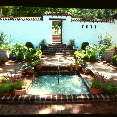 The perfect courtyard! Spanish Style Courtyard, Boho Glam Home, Spanish Courtyard, Courtyard Landscaping, Hacienda Style Homes, Spanish Garden, Front Courtyard, Courtyard Design, Spanish Architecture