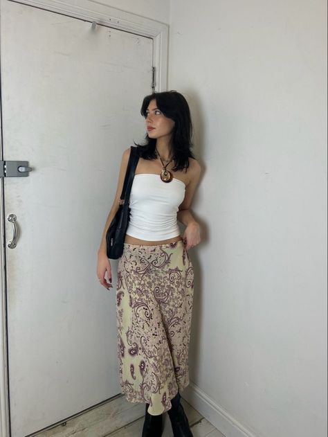 White Chunky Boots Outfit Summer, White Long Skirts Outfit, First Date Outfit Outdoors, Vintage Maxi Skirt Outfits, Below The Knee Skirt Outfits, Outfit Ideas Maxi Skirt, Vintage Long Skirt Aesthetic, Long Boots Outfit Summer, Statement Skirt Outfit