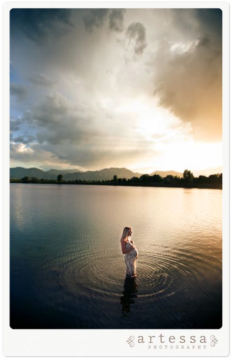 Beautiful Lake sunset maternity photo Pregnant Shoot, Sunset Maternity Photos, Maternity Shoot Outfit, Chic Maternity, Maternity Photography Outdoors, Baby Bump Photos, Maternity Photography Couples, Family Maternity Photos, Maternity Shoots