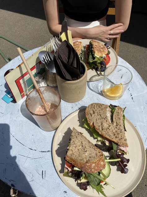 Lunch break with friends Lunch Friends Aesthetic, Lunch Break Aesthetic, Semester Aesthetic, Lunch Photos, Winter Semester, Lunch With Friends, Eat Lunch, Lunch Break, 2024 Vision