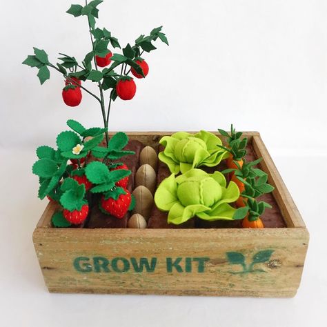 Play Garden, Pretend Food, Backyard Vegetable Gardens, Fruit Stands, Strawberry Plants, Felt Pattern, Different Vegetables, Felt Food, Indoor Fun