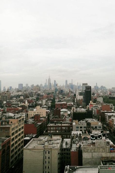 Rooftop views from a rooftop bar in Chinatown, Manhattan, New York City with Empire State Building in the distance #NYC #newyork #newyorkcity #rooftop New York City Rooftop, Rooftop View, Chinatown Manhattan, Rooftop City, New York Rooftop, Nyc Itinerary, Nyc Rooftop, Queens New York, Florida Hotels