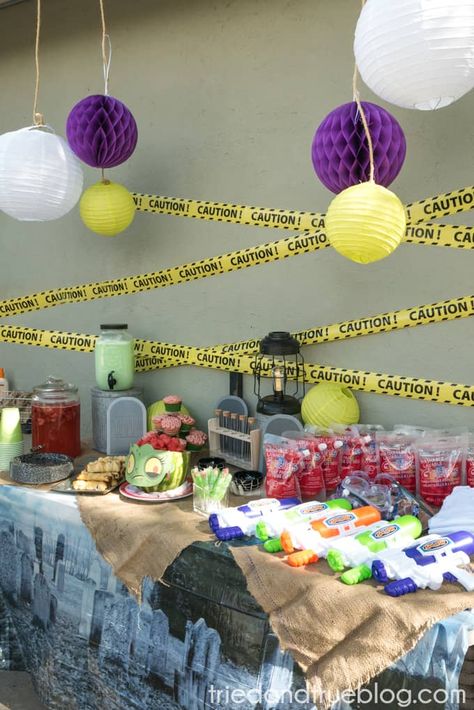 Halloween Zombie Party for Kids! - Table Zombie Apocalypse Birthday Party, Zombie Apocalypse Party Ideas, Zombie Party Ideas, Zombie Party Food, Zombie Birthday Party, Zombie Snacks, Zombie Party Decorations, Zombie Themed Party, Apocalypse Party