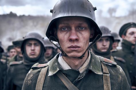 Felix Kammerer, Daniel Brühl, Film Netflix, Saving Private Ryan, Great Movies To Watch, Michelle Yeoh, Western Front, Humphrey Bogart, Best Supporting Actor