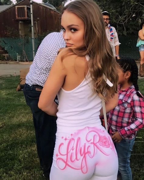 Literature Tumblr, Lily Rose Depp Outfits, Valentines Aesthetic, Lily Depp, Rose Depp, Love Lily, Foto Poses, Lily Rose Depp, Lily Rose