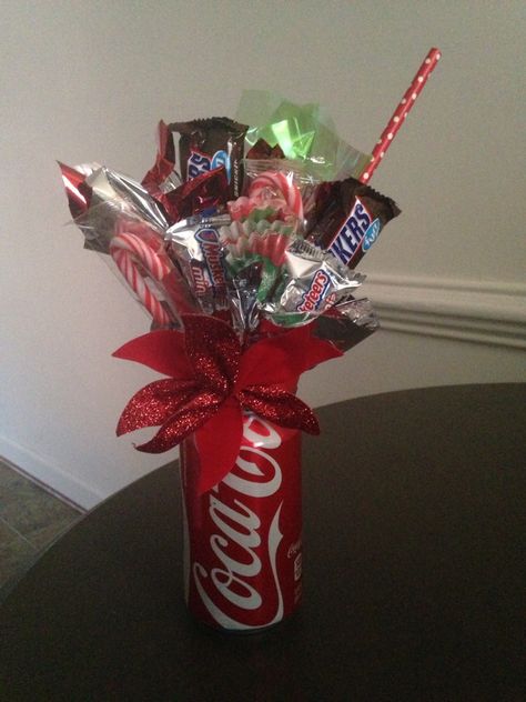 Soda Can Bouquet Diy, Soda Gift Ideas, Soda Can Bouquet, Soda Can Candy Bouquet, Small Candy Bouquet, Soda Bouquet, Soda Can Candy Bouquet Diy How To Make, Soda Candy Bouquet Diy, Bf Valentines Gift