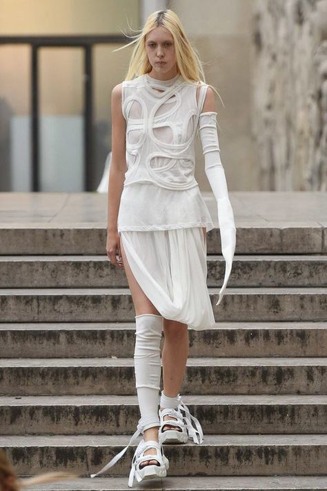 Rick Owens Spring 2018 Ready-to-Wear Collection Photos - Vogue Rick Owens Ready To Wear, White Subversive Fashion, Subversive Basics Fashion, Subversive Fashion, Rick Owens Fashion, Space Fashion, Fashion Silhouette, Archive Fashion, Vogue Runway