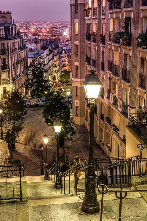 Montmartre Paris, Street Lights, Paris Photo, Paris Travel, Pretty Places, France Travel, Places Around The World, City Lights, Vacation Spots