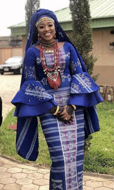 Marriage Drawing, African American Women Fashion, Nigerian Clothing, African Dress Patterns, Hausa Bride, Hausa Wedding, Nigerian Culture, Nigerian Traditional Wedding, Traditional Wedding Dress