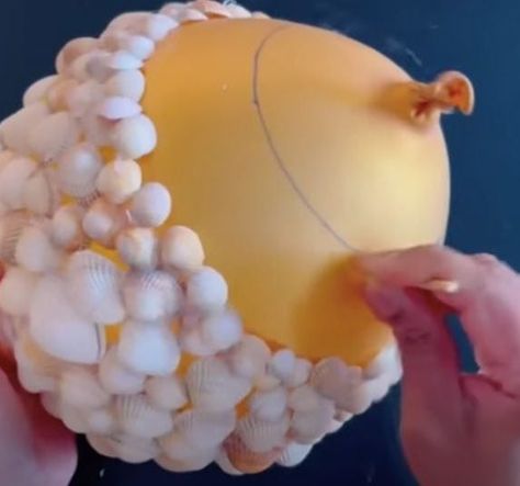 Woman uses hot glue and balloons to make the most adorable seashell flower pots Seashell Planter Ideas, Seashell Pots Planters, Sea Shell Candle Holders Diy, Seashell Flowers How To Make, Shell Gifts Diy, Diy Shell Projects, Beachy Christmas Crafts, She’ll Christmas Ornaments, Things To Do With Sea Shells Artwork