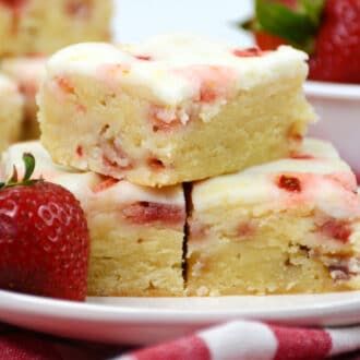 Strawberry Lemon Bars, Lemon Brownies, Lemon Dessert Recipes, Lemon Glaze, Kitchen Fun, Strawberry Lemon, Cookie Bar Recipes, Dessert Buffet, Lemon Bars