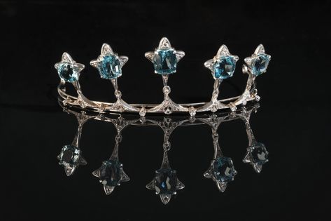 A FINE AQUAMARINE AND DIAMOND TIARA / NECKLACE  in white gold, platinum and silver, comprising fi Aquamarine Wedding, Tiffany And Co Jewelry, Diamond Tiara, Wedding Tiara, Bridal Tiara, American Diamond, Tiaras And Crowns, High Jewelry, Vintage Jewellery