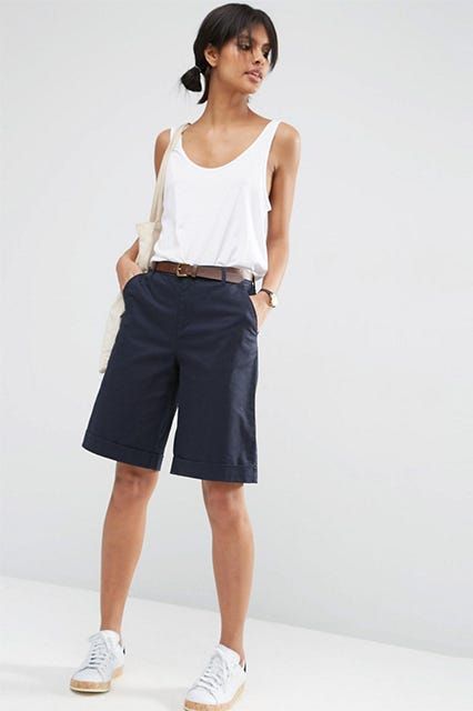 Chino Boy, Bermuda Shorts Outfit, Chic Clothing Style, Shorts With Belt, Shorts Outfits Women, Summer Shorts Outfits, Jenner Outfits, Stylish Work Outfits, Denim Cutoffs