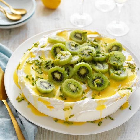 Classic Pavlova with Lemon Curd and Kiwi Fruit Kiwi Fruit Recipes, Classic Pavlova, Pavlova With Lemon Curd, Classic Pavlova Recipe, Lemon Curd Pavlova, Microwave Lemon Curd, Raspberry Pavlova, Popular Pies, Easy Lemon Curd