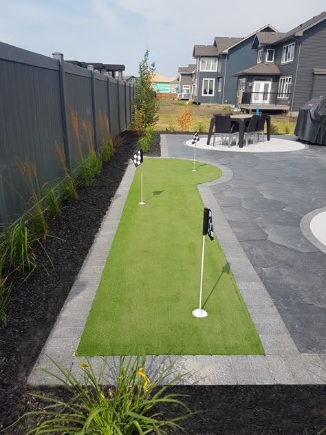 Mini Golf Landscape Design, Backyard Patio Designs Artificial Turf, Patio With Turf, Backyard Turf Ideas, Mini Golf Backyard, Backyard Golf Ideas, Golf Backyard, Artificial Grass Backyard, Backyard Golf