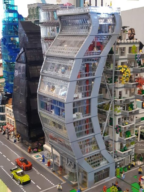 Lego Cities Layout, Crazy Lego Builds, Lego City Ideas Buildings, Lego City Layout, Lego Building Ideas, Lego City Display, Big Lego Sets, Lego Architecture Building, Easy Lego Creations