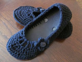 Crocheted Slippers, Frames Ideas, Crochet Flats, Heart Craft, Boot Cuff, Sew Simple, Crochet Booties, Crochet Goodies, Crochet Socks