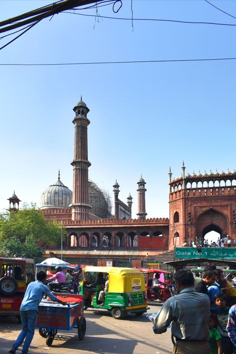 Walk through the lanes of Old Delhi; you will see how life is different here. It seems like another world where time is somehow standstill and almost cut or unknown from the rest of the globe 😍 Aditya Core, Old Delhi Aesthetic, Persian Literature, Delhi Market, Delhi Roads, Humayun’s Tomb, India Tourist, Delhi City, Travel Destinations In India