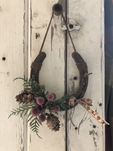 Horse Shoe Decor Rustic, Horseshoe Christmas Wreath, Horse Shoe Decorations, Horse Hames Decor, Horse Collar Decor Ideas, Horseshoe Crafts Diy, Horse Remembrance, Horseshoe Crafts Projects, Horseshoe Projects