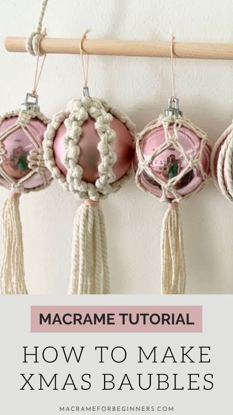 DIY Macrame Christmas Balls Macrame Christmas Decorations, Diy Macrame Christmas, Macrame Xmas, Easy Diy Macrame, Macrame Christmas Ornaments, Macrame For Beginners, Christmas Macrame, Free Macrame Patterns, Simple Macrame