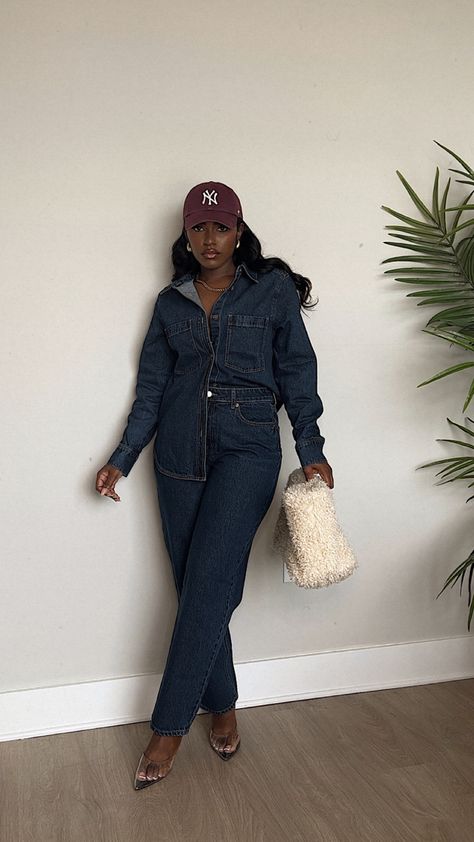 Black Baseball Cap Outfit, Cap Outfits For Women Street Style, Fitted Cap Outfit Black Women, Denim Day Outfits, Hbcu Homecoming Outfits, Baseball Hat Outfits, Hbcu Outfits, Hoco Fits, Aspen Trip