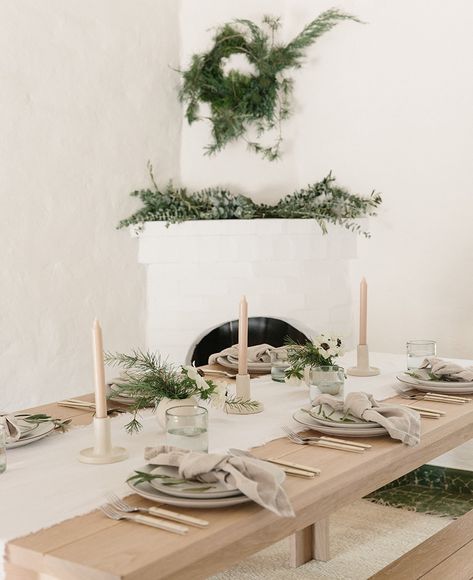 I am a dreamer Jenni Kayne Christmas, Holiday Dining Table, Minimalist Christmas Decor, Natural Christmas Decor, Holiday Greenery, Dining Table Accessories, Decoration Flowers, Cottage Christmas, Farmhouse Holiday