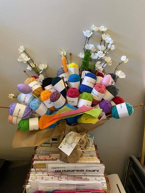 Yarn Bouquet, Bouquet Crochet, Beginner Crochet Tutorial, Gift For Mom Christmas, Christmas Gift Basket Ideas, Crochet Humor, Crochet Shop, Crochet Business, Gift Inspo