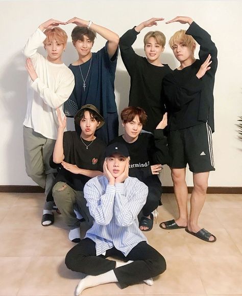 BTS Group Heart Bts Group Picture, V Bts Wallpaper, Bts Group Photos, Wallpaper Bts, Jin Bts, Bts Aesthetic Pictures, Bts Group, Bts Lockscreen, Fan Fiction