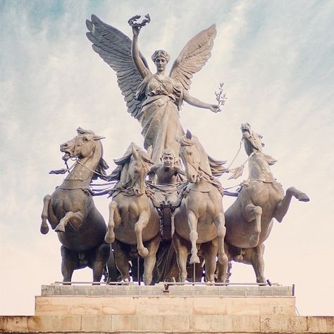 #regram @mattscutt The #quadriga atop the Wellington Arch,… | Flickr Nike Goddess, Angel Of Peace, Nike Goddess Of Victory, Historical Sculptures, Ancient Greek Sculpture, Statue Tattoo, Goddess Of Victory, Horse Statue, Ancient Statues