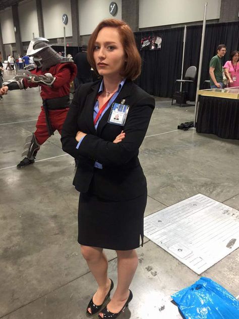 Dana Scully cosplay Dana Scully Outfit, Scully Outfit, Dana Scully Costume, Comicon Costume, Teenage Halloween Costumes, The Shredder, Sci Fi Costume, Fraggle Rock, Dana Scully