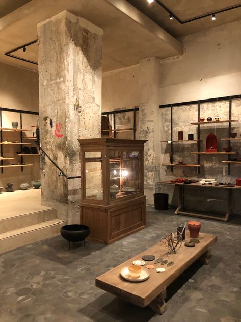 Japanese Tea Room, Wabi Sabi Design, Wabi Sabi Interior, Ceramic Shop, Retail Interior, Store Interior, Japanese House, Tea Shop, Shop Interiors