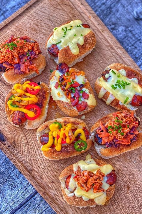 Hot Dogs Recipes Gourmet, Gourmet Hot Dog Bar Party Ideas, Weenies And Tinis Party Food, Hot Dog Stand Ideas Food Truck, Food Flight Ideas, Mini Hotdogs Appetizer, Hot Dog Bento, Mini Hot Dog Buns, Hot Dog Party Ideas