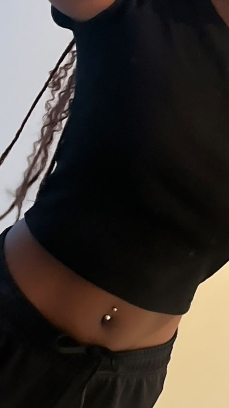 Belly Ring Black Women, Nose And Belly Button Piercing, Belly Piercings Black Women, Black Belly Button Piercing, Belly Piercing Black Women, Belly Button Piercing Black Women, Belly Percinings, Piercing Ideas Black Women, Piercings Black Women