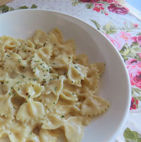 Creamy Bow Tie Pasta White Sauce Bow Tie Pasta, Bow Pasta Recipes, Creamy Bow Tie Pasta, Bow Tie Noodles, Bow Tie Pasta Recipe, Bow Tie Pasta, Parmesan Roasted Potatoes, Pasta Recipes Alfredo, White Sauce Pasta