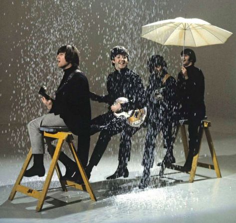 Beatles Help, Beatles Funny, The Beatles Help, John Lennon Paul Mccartney, Beatles George, Beatles Photos, Bug Boy, Beatles Pictures, The Fab Four